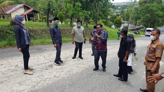 
					Anggota Komisi III DPRD Kota Tarakan meninjau tanjakan Gunung Amal Kampung 6. Foto : Fokusborneo.com 