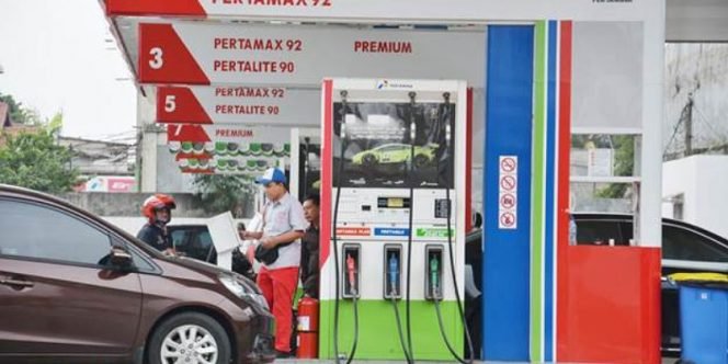 
					Petugas SPBU Sedang Melayani Pembelian BBM. Foto: IST/Pertamina