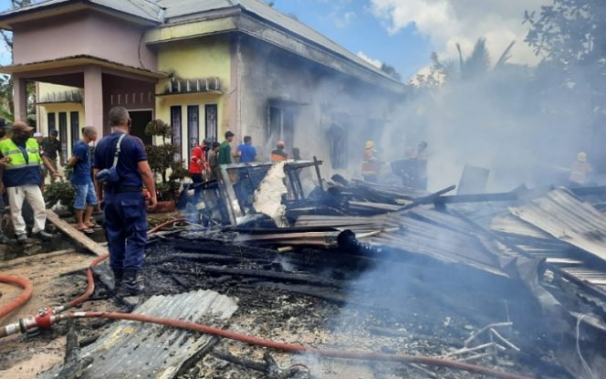 
					Satu Rumah di Jalan Lestari Kelurahan Karang Harapan Ludes Terbakar. Foto: ist
