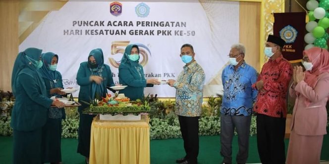 
					Potong Tumpeng Tandai Puncak Peringatan PKK Ke-50 Tahun. Foto: IST/ Humpro Pemkot