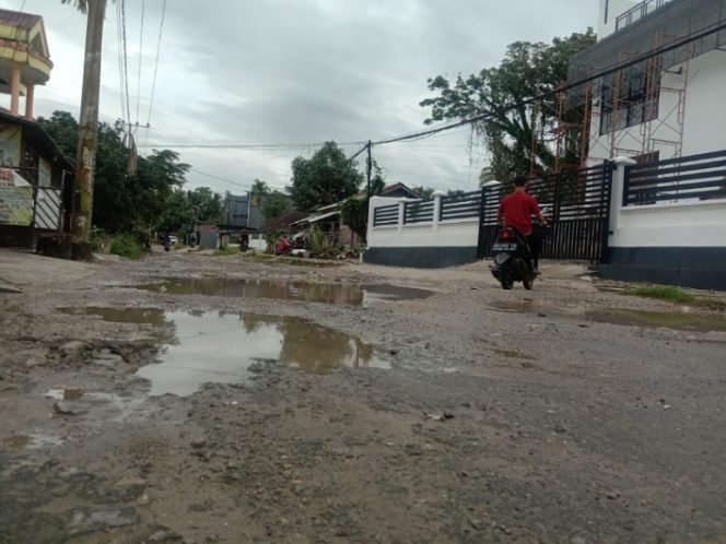 
					Jalan DR. Soetomo Karang Balik. Foto : Ist.