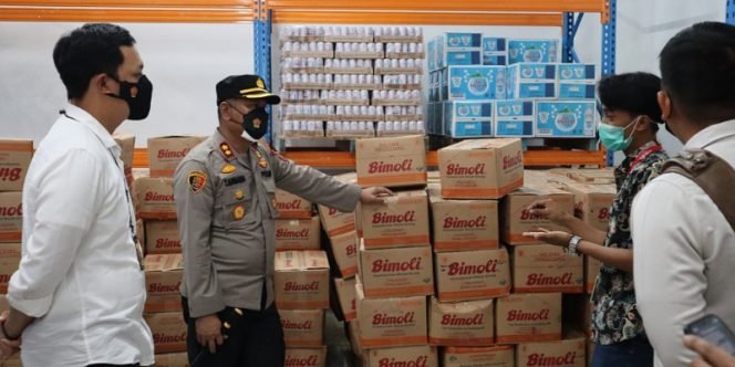 
					Kapolres Tarakan AKBP Taufik Nurmandia Didampingi Jajaran Pantau Ketersediaan Stok Minyak Goreng di Tarakan. Foto: IST/Humas 