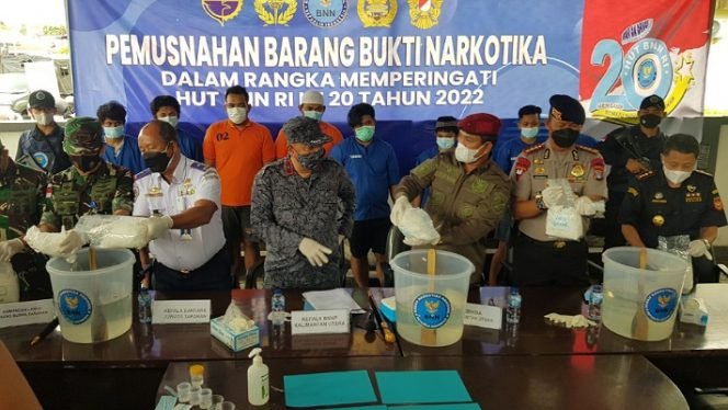 
					Kepala BNNP Kaltara Brigjen Pol Rudi Hartono memimpin pemusnahan BB sabu 8,2 Kg tangkapan di Bandara Juwata Tarakan. Foto : Fokusborneo.com 