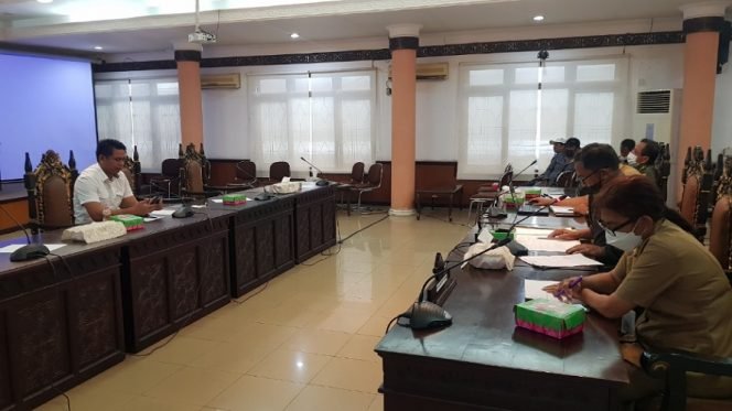 
					RDP Komisi I dengan warga RT 11 Juata Kerikil, KPH Tarakan dan BPN Tarakan soal hutan lindung. Foto : Fokusborneo.com 