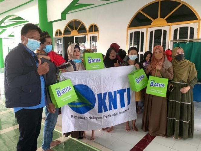 
					Ketua KNTI Kota Tarakan Rustan menyerahkan susu batita kepada ibu-ibu nelayan. Foto : Ist.