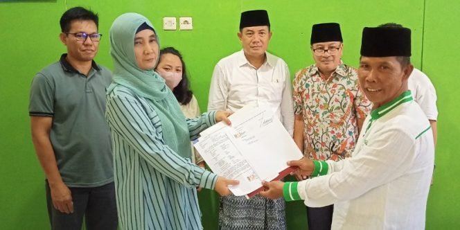 
					Ketua PW NU Kaltara Undunsyah Menerima Surat Hibah Lahan dari Ibu Endang Supriatti. Foto: fokusborneo.com