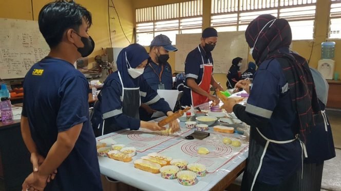 
					Peserta pelatihan roti dan kue mengikuti uji kompetensi di LLK Kota Tarakan. Foto : Fokusborneo.com.