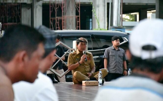 
					Gubernur Buka Bersama Petugas Kebersihan