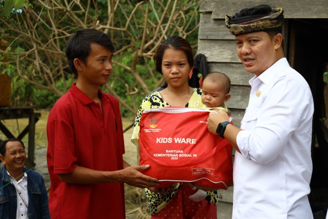 
					Bupati Tana Tidung, Ibrahim Ali menyerahkan bantuan kepada warga yang terdampak banjir di Desa Seputuk Kecamatan Muruk Rian, Rabu (06/04)