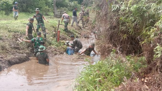 
					Kodim 0914/TNT melaksanakan karya bhakti TNI Manunggal Air bertempat di Desa Tideng Pale Timur Kecamatan Sesayap, Sabtu (02/04)