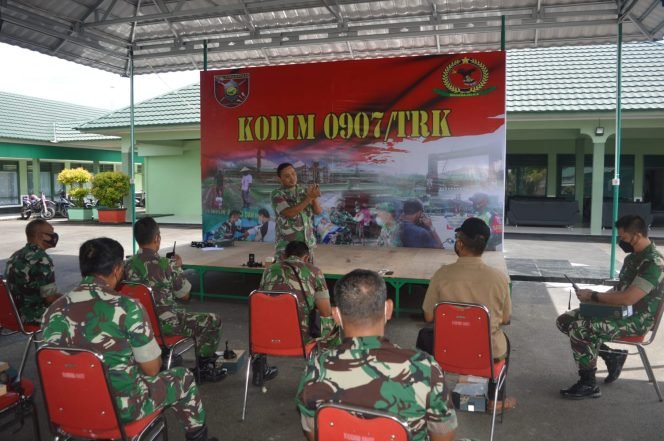 
					Perwira staf beserta Danramil jajaran Kodim 0907/ Trk menerima sosialisasi tentang penggunaan HT Hybird Alkon Kodam VI/Mulawarman