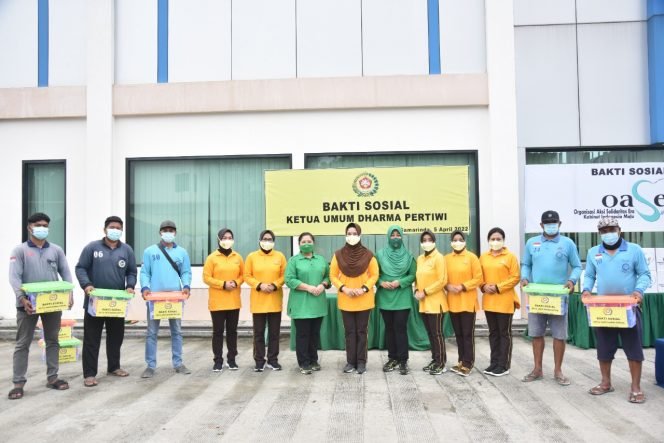 
					Baksos HUT Persit KCK ke-76, Ketua Persit KCK Daerah VI/Mlw dan Ketua Bhayangkari Daerah Kaltim bagikan sembako
