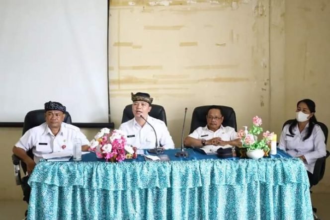 
					Bupati Tana Tidung, Ibrahim Ali di dampingi Kepala Bapeda Yusuf Badrun, Camat Muruk Rian dan Kepala Dinas Sosial saat melaksanakan coffe morning bertempat di Kantor Kecamatan Muruk Rian, Rabu (6/4).