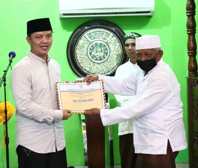 
					Bupati Tana Tidung, Ibrahim Ali memberikan bantuan secara simbolis kepada Masjid Baiturahman Sesayap Hilir, Rabu (6/04)