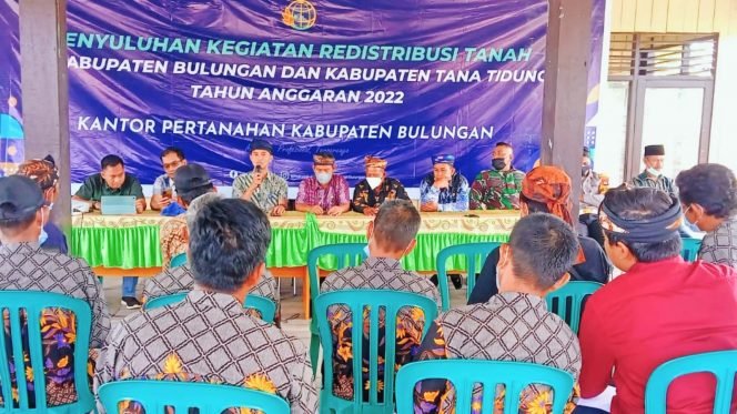 
					Dinas Tenaga Kerja dan Transmigrasi Kabupaten Tana Tidung beserta Badan Pertanahan Wilayah Kaltim dan Kantor Pertanahan Bulungan melaksanakan kegiatan penyuluhan program sertifikat tanah transmigrasi bertempat di Desa Sambungan Selatan, Kamis (7/04)