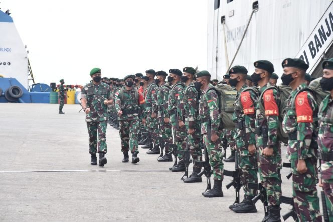 
					Pangdam VI/Mlw, Mayjen TNI Teguh Pujo Rumekso pimpin upacara penyambutan purna tugas Satgas Yonif Raider 613/Rja bertempat di Pelabuhan Semayang Balikpapan