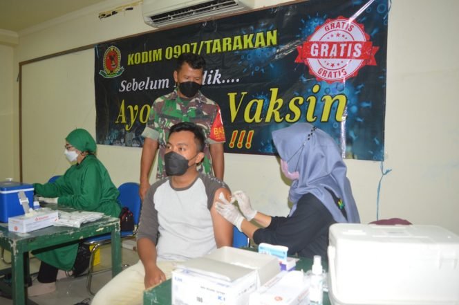 
					Tim Mobile Kodim 0907/Trk gelar vaksin bertempat di Ruang Serbaguna Masjid Baitul Izzah Islamic Center.Foto : Penerangan Kodim 0907 Tarakan
