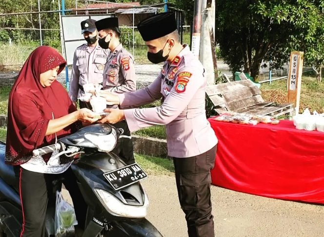 
					Polsek Sesayap melaksanakan kegiatan pembagian Takjil kepada masyarakat yang melintas  bertempat di Jalan Tanah Abang Kecamatan Sesayap Kabupaten Tana Tidung, Sabtu (09/4)