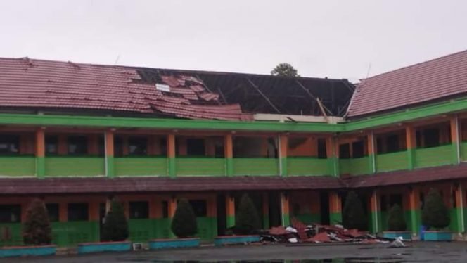 
					Atap salah satu gedung sekolah di Desa Sambungan rusak akibat diterjang angin kencang, Rabu (13/4). 