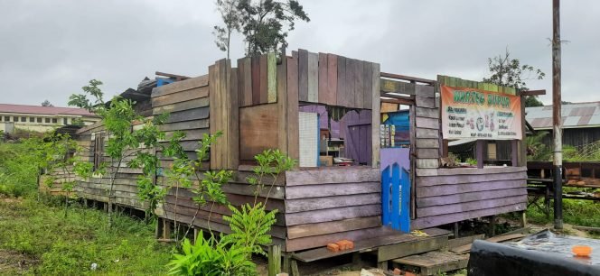 
					RUSAK PARAH : Rumah Bapak Purwadi warga Desa Seambungan rusak parah seluruh atapnya terbawa angin kencang pada Rabu (13/04) dinihari