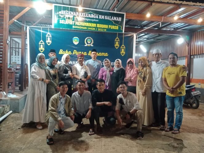 
					Sekretariat dan Anggota DPRD KTT Buka Puasa Bersama