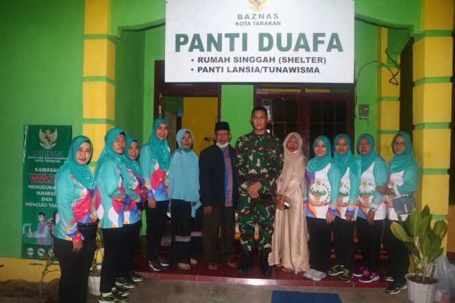 
					Komandan Kodim 0907/Trk Letkol Inf  Reza Fajar Lesmana beserta Ketua Persit KCK Cabang XIX, Perwira Staf dan Pengurus Persit KCK Cabang XIX  melaksanakan sahur on the road bersama warga dan kaum duafha bertempat di Panti Duafha Kampung 1 Skip. Foto : Penerangan Kodim 0907 Tarakan 