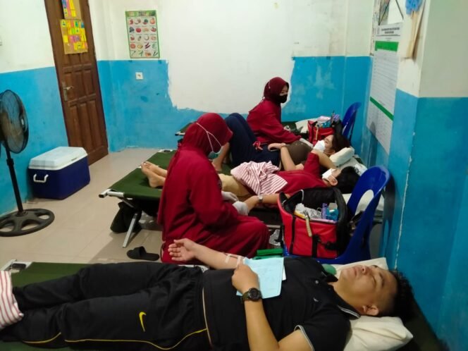 
					Pemuda Ikatan Keluarga Toraja (PEMIKAT) Kota Tarakan bekerjasama dengan PMI Tarakan gelar aksi donor darah bertempat di Gereja Toraja Jemaat Betlehem Tarakan, Sabtu (16/4)