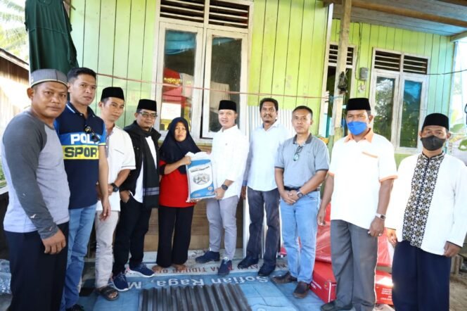 
					Bupati Tana Tidung, Ibrahim Ali memberikan bantuan kepada warga yang terdampak bencana banjir di Kecamatan Tana Lia beberapa waktu lalu, Minggu (17/04)