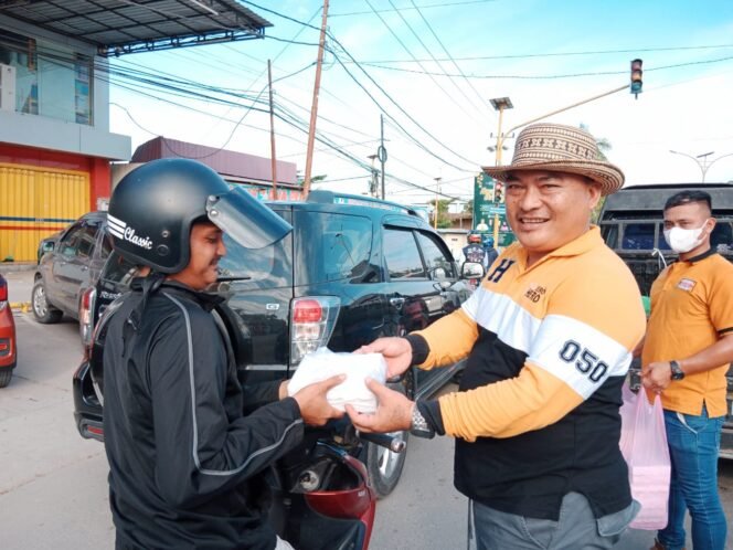 
					Ketua DPC Hanura Kabupaten Bulungan, Tassa Gung membagikan takjil kepada pengguna jalan, Minggu (17/04)