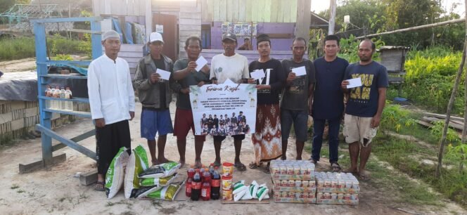 
					Pemuda komunitas motor Sesayap Kabupaten Tana Tidung menyerahkan bantuan untuk korban Angin Puting Beliung di Kecamatan Tana Lia, Senin (18/04)