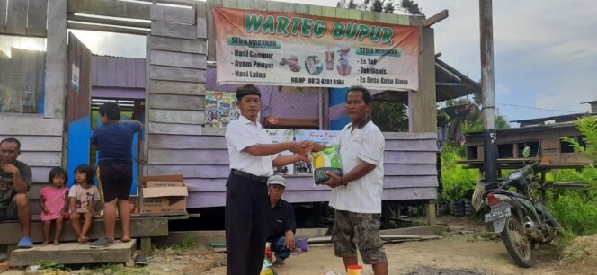 
					Camat Tana Lia, Samian menyerahkan bantuan dari Pemuda Tideng Pale, Rabu (20/4)