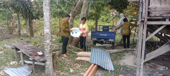 
					Pemerintah Desa (Pemdes) Sambungan Kecamatan Tana Lia memberi bantuan material untuk pembuatan jamban/wc kepada 2 kepala keluarga warga RT.2 dan RT.3  yang belum memiliki WC di Desa Sambungan Kecamatan Tana Lia, Kamis (21/4)