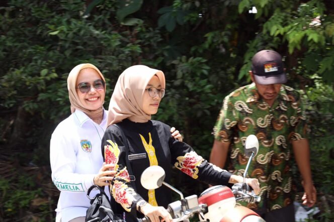 
					BERBONCENGAN : Ketua TP -PKK Tana Tidung Vamelia Ibrahim Ali bersama rombongan membagikan paket sembako kepada anak yatim piatu dan masyarakat yang terkena dampak angin puting beliung di dua desa yaitu Desa Sambungan Selatan dan Desa Sambungan Kecamatan Tana Lia Kamis (21/4).