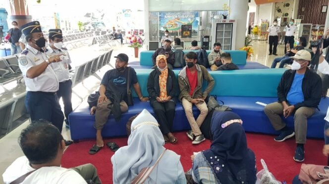 
					Kabandara Juwata Tarakan, Agus Priyanto meninjau penumpang pesawat di ruang tunggu terminal