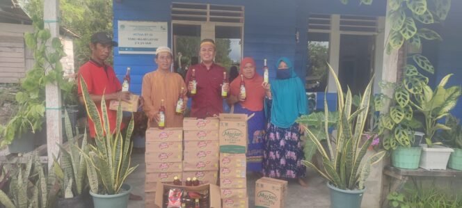 
					Sisihkan Gaji, Kades dan Staf Desa Sambungan Selatan Bagikan Parcel Kepada Seluruh Warga