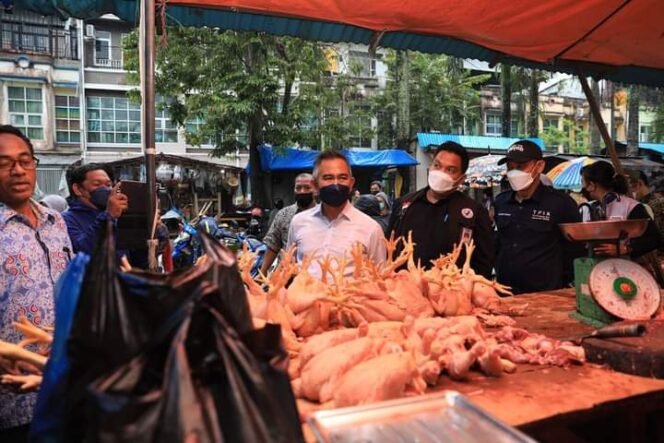 
					Wali Kota Tarakan dr. Khairul sidak ke pasar pantau harga kebutuhan pokok. Foto : Humas