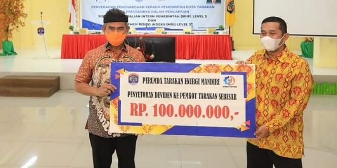 
					Direktur Perumda Tarakan Energi Mandiri, Thamrin Menyerahkan Secara Simbolis Deviden Kepada Walikota Tarakan Khairul. Foto: IST 