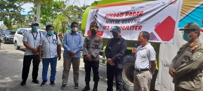 
					Anggota DPR RI Deddy Sitorus fasilitasi datangkan minyak goreng curah di Bulungan. Foto : Ist.