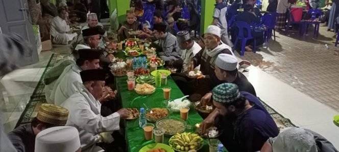 
					Buka puasa bersama Takmir  dan jamaah Masjid An-Nur Karang Anyar Pantai. Foto : Fokusborneo.com 