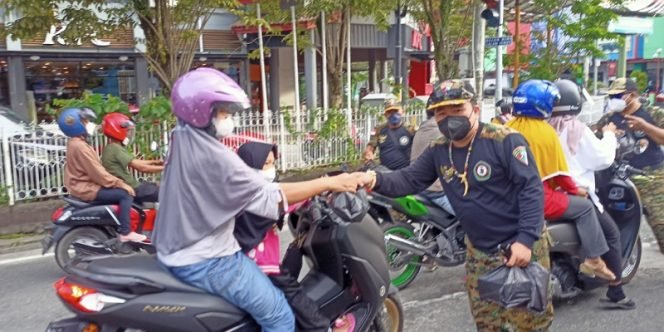 
					LPADKT-KU Cabang Tarakan Bagikan Takjil Gratis di Simpang 4 GTM. Foto: fokusborneo.com
