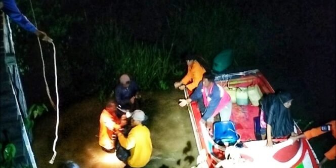 
					Tim SAR Berhasil Menemukan Korban Dalam Kondisi Meninggal Dunia. Foto: IST/Basarnas 