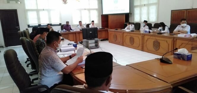 
					Pansus DPRD bahas LKPJ Wali Kota Tarakan 2021. Foto : Fokusborneo.com 