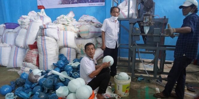 
					CSR Pertamina EP Tarakan Field: Proses Pembuatan Pelampung Rumput Laut Ramah Lingkungan Dari Sampah Plastik, di Kabupaten Nunukan. Foto: ist