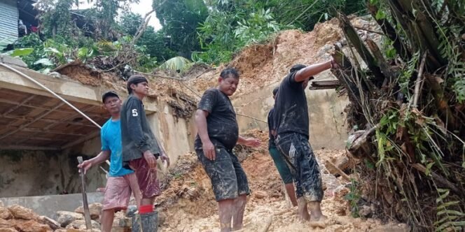 
					Longsor di RT 26 Karang Anyar, foto: IST 