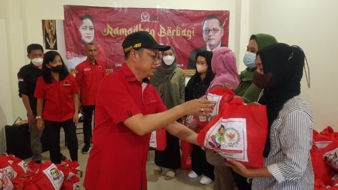 
					Anggota DPR RI Deddy Sitorus bagikan paket sembako kepada warga. Foto : Fokusborneo.com