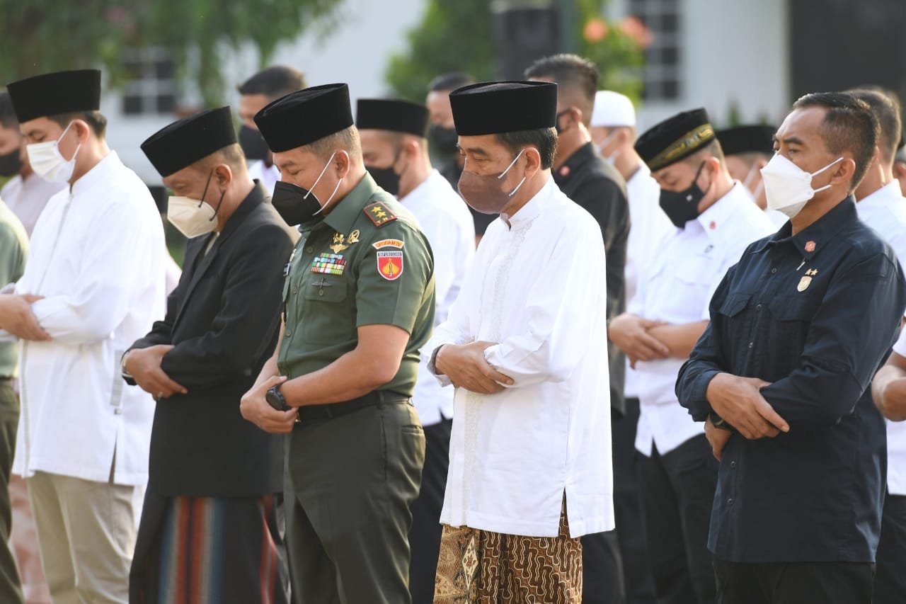 Presiden Jokowi dan Ibu Iriana Salat Idulfitri di Halaman Istana Yogyakarta