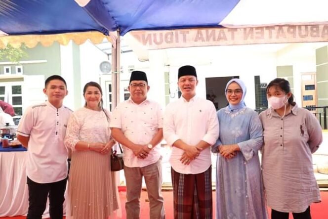 
					Wakil Bupati KTT Hendrik beserta keluarga  bersilaturahmi ke kediaman Bupati KTT Ibrahim Ali, Senin (02/5)