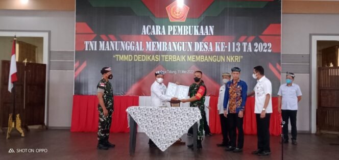 
					Wakil Bupati Tana Tidung, Hendrik menyerahkan berita acara penyerahan pekerjaan TMMD ke 113 TA 2022 kepada Dandim 0914 Letkol Czi Tri Priyo Utomo