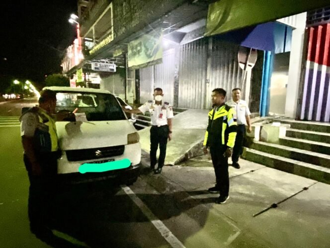 
					Dinas perhubungan Kota Tarakan melakukan razia kendaraan roda 4 yang parkir di tepi jalan umum, Kamis (12/5) dini hari.