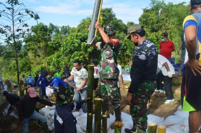 
					Prajurit Kodim 0907 Tarakan bersama warga Kel.Kampung 1;Skip melakukan kerja bakti di TPU Kampung Satu, Minggu (15/5)